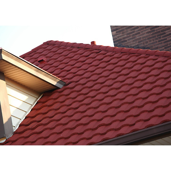 Композитна черепиця Metrotile Roman Red на покрівлі будинку